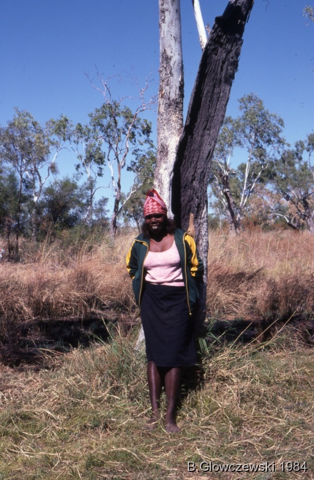 Hunting, Lajamanu 1984 (2) / Marlene Johnson Nampijinpa training to film / Barbara Glowczewski / 28 miles (from Lajamanu), Tanami Desert, Central Australia