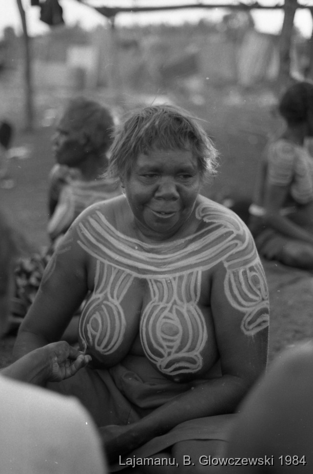 Yawulyu, women ceremonies, Lajamanu 1984 (B/W photos 2) / Yawulyu, women ceremonies, Lajamanu 1984 (B/W photos 2) / Barbara Glowczewski / jilimi (Women's camp), Lajamanu, Tanami Desert, Central Australia
