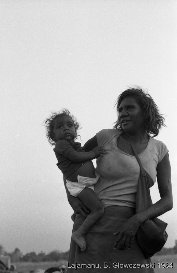 Yawulyu, women ceremonies, Lajamanu 1984 (B/W photos 2) / Barbara Gibson Nakamarra ????? carries a child / Barbara Glowczewski / jilimi (Women's camp), Lajamanu, Tanami Desert, Central Australia