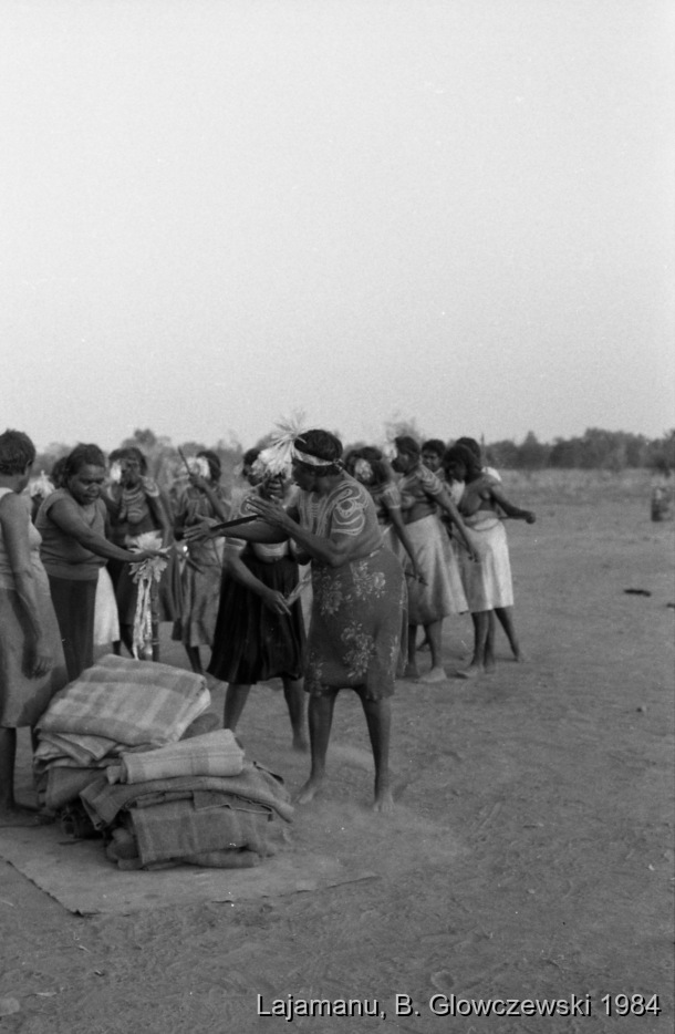Yawulyu, women ceremonies, Lajamanu 1984 (B/W photos 2) / Yawulyu, women ceremonies, Lajamanu 1984 (B/W photos 2) / Barbara Glowczewski / jilimi (Women's camp), Lajamanu, Tanami Desert, Central Australia