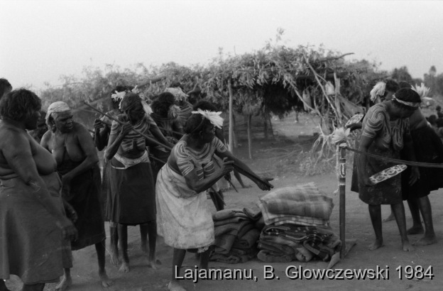 Yawulyu, women ceremonies, Lajamanu 1984 (B/W photos 2) / Maisy and Gladys Napangardi dance with Napanangka women the ritual reopening (maralypi) of KANA (Digging stick Dreaming) at the end of mourning: balnkets are gifts to men to lift the sorry business. On the left Lorna Napurrurla. / Barbara Glowczewski / jilimi (Women's camp), Lajamanu, Tanami Desert, Central Australia
