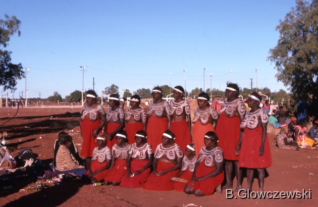 Lajamanu 1988 / Yawulyu by Lajamanu women during Yuendumu sports weekend / Barbara Glowczewski / Yuendumu 