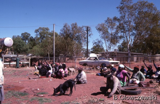 Lajamanu 1988 / Meeting to discuss outstations at the Wulaign Resource Center / Barbara Glowczewski / Lajamanu, Tanami desert, Central Australia
