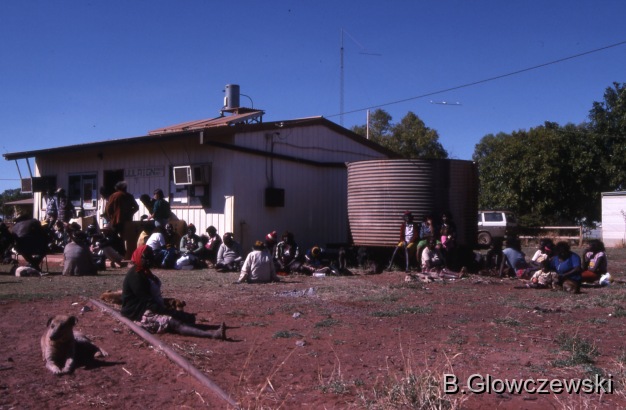 Lajamanu 1988 / Meeting to discuss outstations at the Wulaign Resource Center / Barbara Glowczewski / Lajamanu, Tanami desert, Central Australia