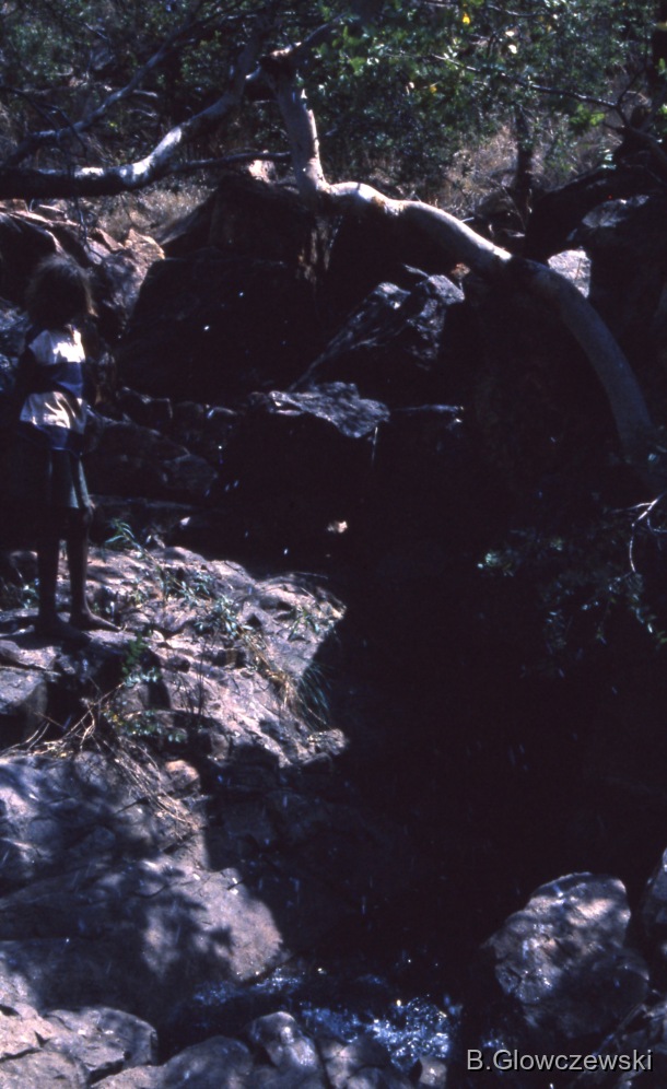 Lajamanu 1988 / Peter Balcksmith showing his Parnta oustation with  / Barbara Glowczewski / Parnta country, Jilbilli Hills