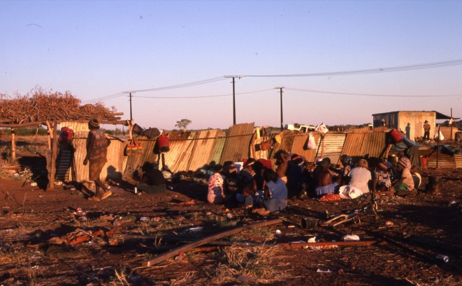 Life and youth in the Lajamanu camps 1984  / New Nakamarra's camp / Barbara Glowczewski / Lajamanu, Central Australia