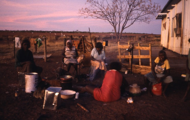 Life and youth in the Lajamanu camps 1984  / Thomas Jangala house / Barbara Glowczewski / Lajamanu, Central Australia