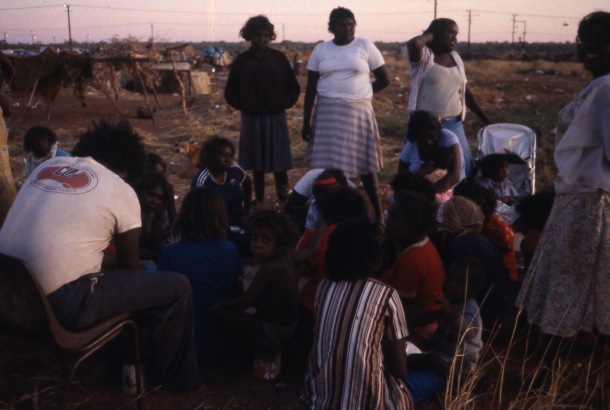 Life and youth in the Lajamanu camps 1984  / Gambling / Barbara Glowczewski / Lajamanu, Central Australia