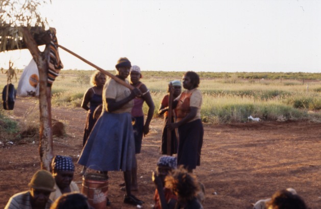 Life and youth in the Lajamanu camps 1984  / Two Napanangka with kuturu (sticks) / Barbara Glowczewski / Lajamanu, Central Australia