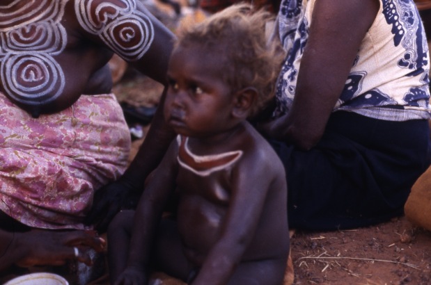Life and youth in the Lajamanu camps 1984  / Ashley Jampijinpa / Barbara Glowczewski / Lajamanu, Central Australia