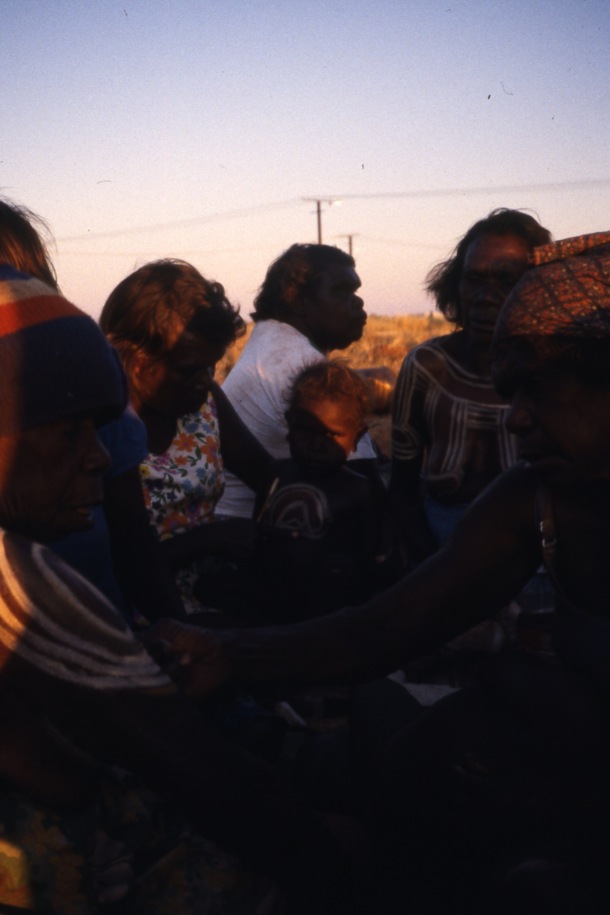 Life and youth in the Lajamanu camps 1984  / Lily Nungarrayi and Rupy Napurrurla and Ashley Jampijinpa painted NGURLU (Seed) / Barbara Glowczewski / Lajamanu, Central Australia