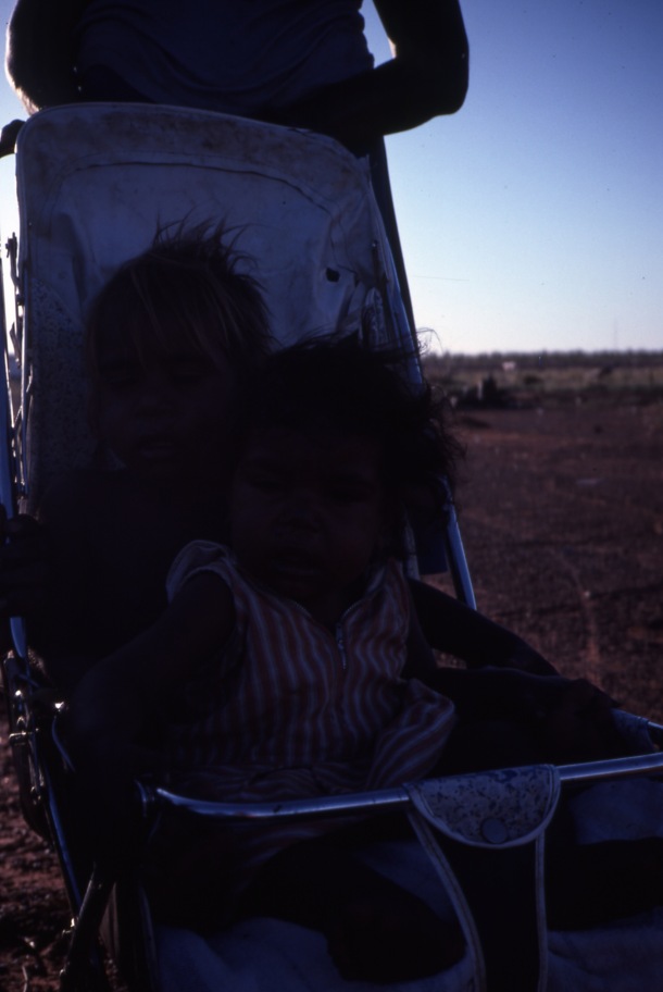 Life and youth in the Lajamanu camps 1984  / Life and youth in the camps, recreation hall / Barbara Glowczewski / Lajamanu, Central Australia