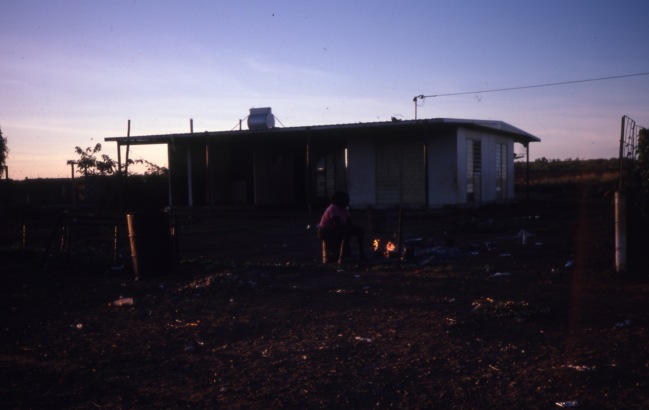 Life and youth in the Lajamanu camps 1984  / Lorna Napurrurla  / Barbara Glowczewski / Lajamanu, Central Australia