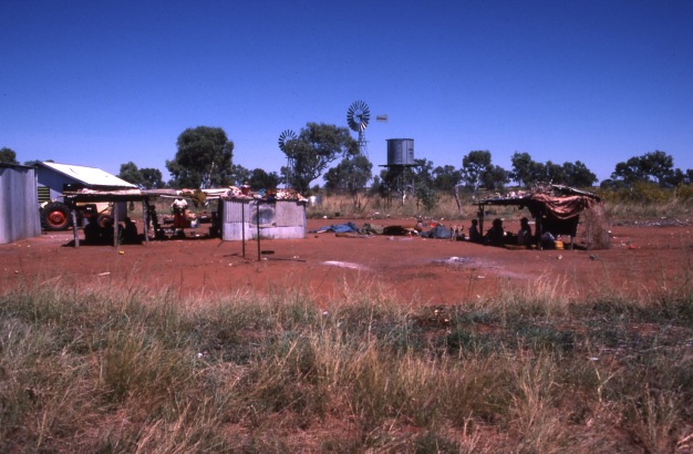 Life and youth in the Lajamanu camps 1984  /   Winji outstation / Barbara Glowczewski / outstation, Lajamanu, Tanami Desert, Central Australia, NT
