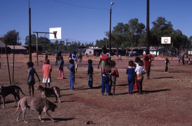Life and youth in the Lajamanu camps 1984  / Basketball ground / Barbara Glowczewski / Lajamanu, Central Australia