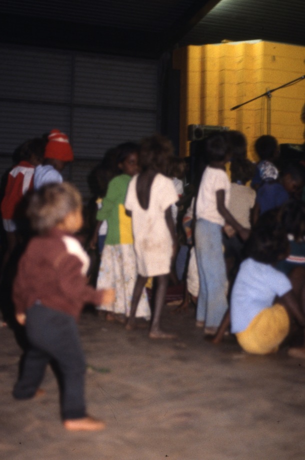 Life and youth in the Lajamanu camps 1984  / Warumpi Band playing / Barbara Glowczewski / Lajamanu, Central Australia
