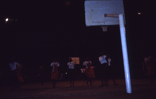 Life and youth in the Lajamanu camps 1984  / Yuendumu and Lajamanu women play basket / Barbara Glowczewski / Lajamanu, Central Australia