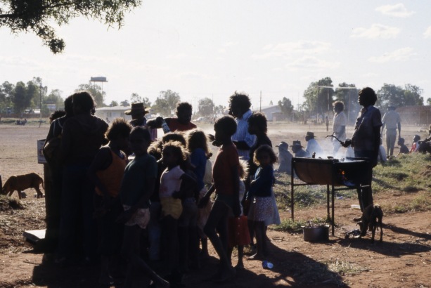 Life and youth in the Lajamanu camps 1984  / Joe Long Jangala cooking / Barbara Glowczewski / Lajamanu, Central Australia