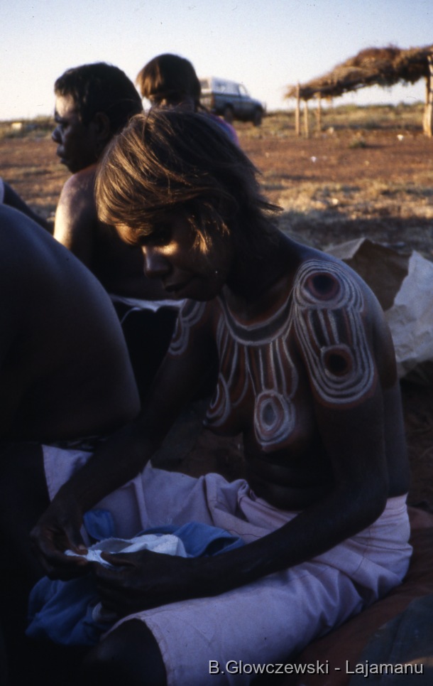 Marlulu (boys) initiation, Lajamanu / YAWAKIYI Plum body designs and ritual dancing  / Barbara Glowczewski / Lajamanu, Tanami Desert, Central Australia, NT