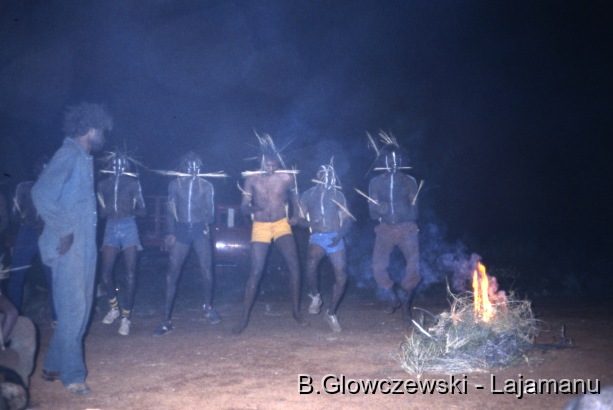 Marlulu (boys) initiation, Lajamanu / Yarkinpirri fire dance, boys are fed and women exchange fire stick / Barbara Glowczewski / Lajamanu, Tanami Desert, Central Australia, NT