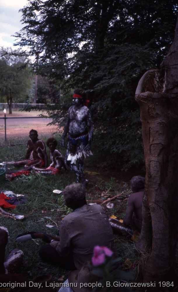 NAIDOC: National Aboriginal Day, Lajamanu and Katherine, 1984 (photos) / Men get prepared. Public performance for NAIDOC / Barbara Glowczewski / Mimi arts, streets and park of Katherine, NT