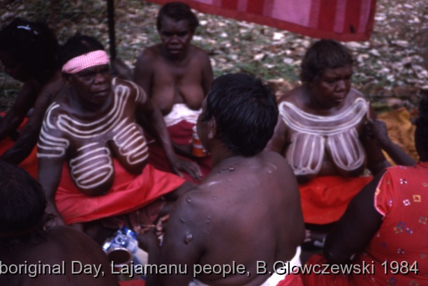 NAIDOC: National Aboriginal Day, Lajamanu and Katherine, 1984 (photos) / Women painted  for Jurntu purlapa. Public performance for NAIDOC / Barbara Glowczewski / Mimi arts, streets and park of Katherine, NT