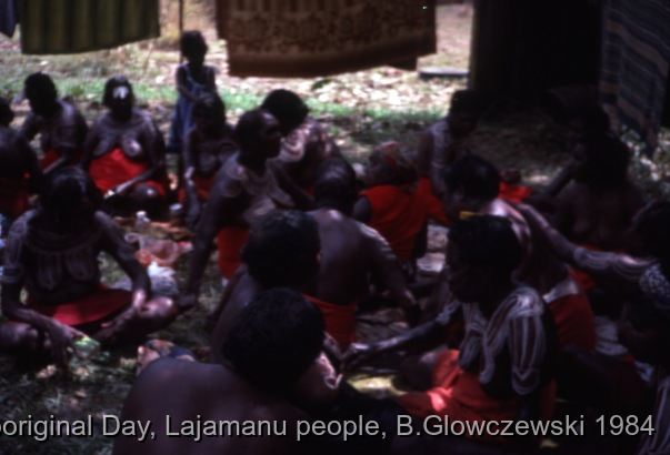 NAIDOC: National Aboriginal Day, Lajamanu and Katherine, 1984 (photos) / Women get prepared for Jurntu purlapa. Public performance for NAIDOC / Barbara Glowczewski / Mimi arts, streets and park of Katherine, NT