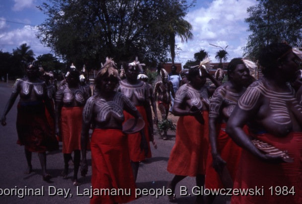 NAIDOC: National Aboriginal Day, Lajamanu and Katherine, 1984 (photos) / Women march. Public performance for NAIDOC / Barbara Glowczewski / Mimi arts, streets and park of Katherine, NT