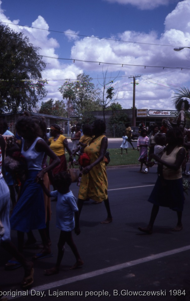 NAIDOC: National Aboriginal Day, Lajamanu and Katherine, 1984 (photos) / Lajamanu people marching and dacing for NAIDOC / Barbara Glowczewski / Mimi arts, streets and park of Katherine, NT