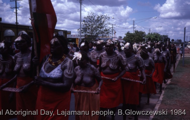 NAIDOC: National Aboriginal Day, Lajamanu and Katherine, 1984 (photos) / Lajamanu people marching and dancing for NAIDOC / Barbara Glowczewski / Mimi arts, streets and park of Katherine, NT