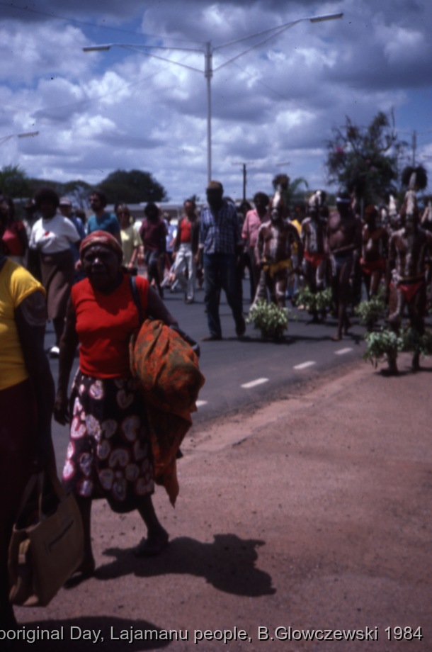 NAIDOC: National Aboriginal Day, Lajamanu and Katherine, 1984 (photos) / Nora Nungarrayi march for NAIDOC / Barbara Glowczewski / Mimi arts, streets and park of Katherine, NT