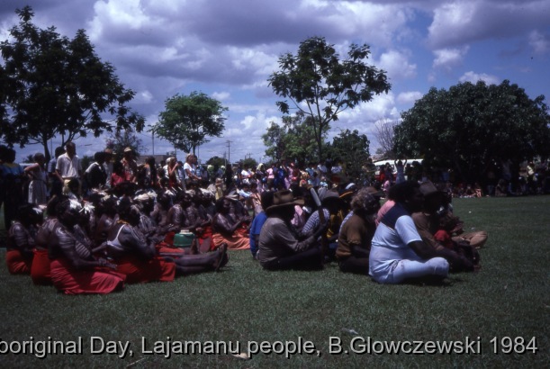 NAIDOC: National Aboriginal Day, Lajamanu and Katherine, 1984 (photos) / Lajamanu men and women sing for Jurntu purlapa. Public performance for NAIDOC / Barbara Glowczewski / Mimi arts, streets and park of Katherine, NT