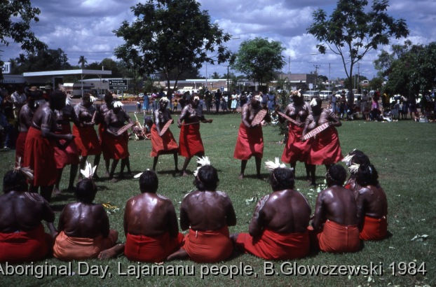 NAIDOC: National Aboriginal Day, Lajamanu and Katherine, 1984 (photos) / Lajamanu women dance Jurntu purlapa. Public performance for NAIDOC / Barbara Glowczewski / Mimi arts, streets and park of Katherine, NT