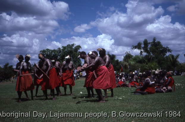 NAIDOC: National Aboriginal Day, Lajamanu and Katherine, 1984 (photos) / Lajamanu women dance Jurntu purlapa. Public performance for NAIDOC / Barbara Glowczewski / Mimi arts, streets and park of Katherine, NT