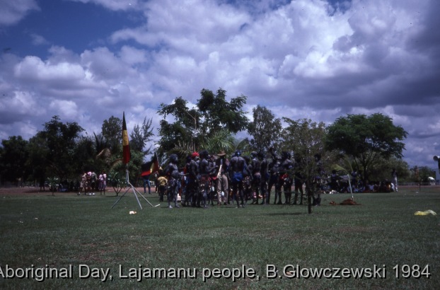 NAIDOC: National Aboriginal Day, Lajamanu and Katherine, 1984 (photos) / Bamyili men dance. Public performance for NAIDOC	 / Barbara Glowczewski / Mimi arts, streets and park of Katherine, NT