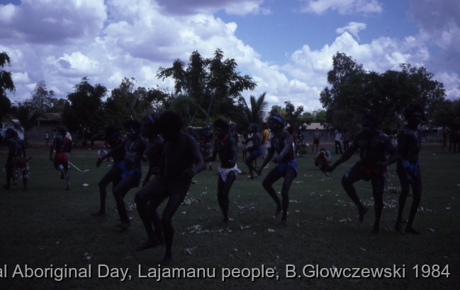 NAIDOC: National Aboriginal Day, Lajamanu and Katherine, 1984 (photos) / Bamyili men dance. Public performance for NAIDOC	 / Barbara Glowczewski / Mimi arts, streets and park of Katherine, NT