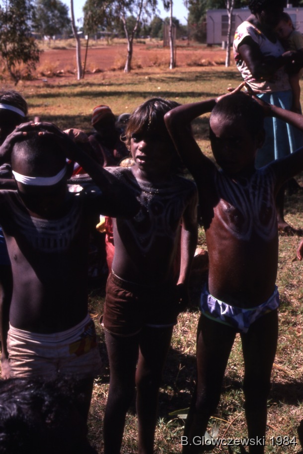 School 1 (1984) / Vanessa Nungarrayi and Napanangka boys  / Barbara Glowczewski / School, Lajamanu, Tanami Desert, Central Australia