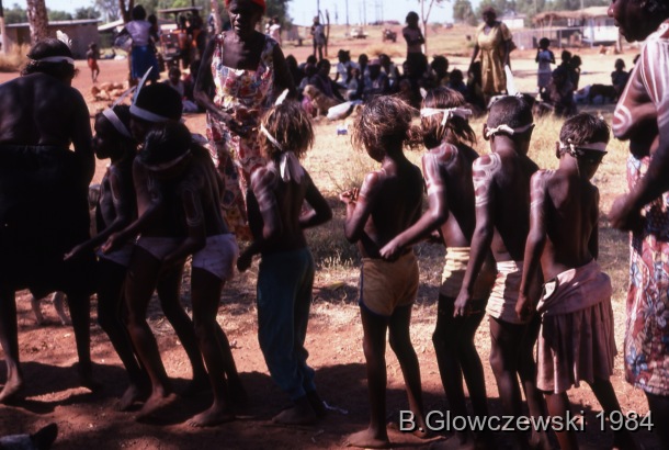 School 1 (1984) / Girls dance in the parc / Barbara Glowczewski / School, Lajamanu, Tanami Desert, Central Australia