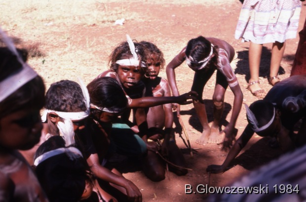 School 1 (1984) / Girls with feathers headbands / Barbara Glowczewski / School, Lajamanu, Tanami Desert, Central Australia