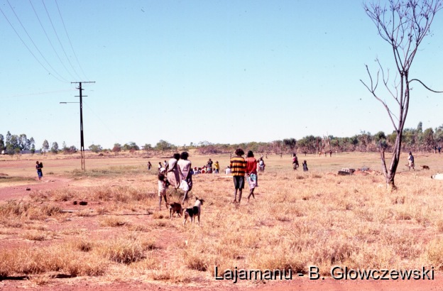 School 2 / Girls and boys are ready to dance on football ground / Barbara Glowczewski / School, Lajamanu, Tanami Desert, Central Australia