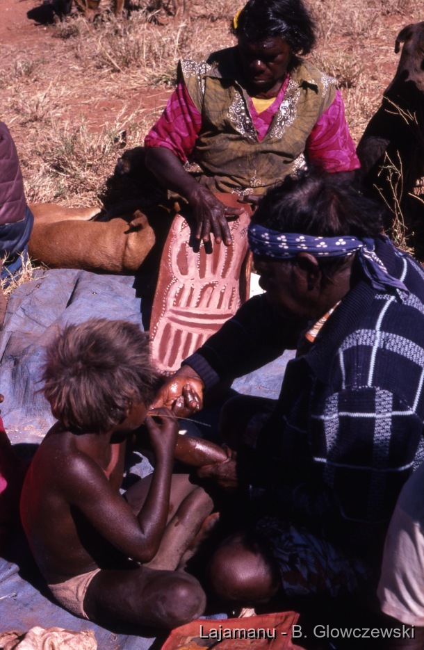 School 2 / Woman paints a paraja (dish) and a second woman paints a kid / Barbara Glowczewski / School, Lajamanu, Tanami Desert, Central Australia