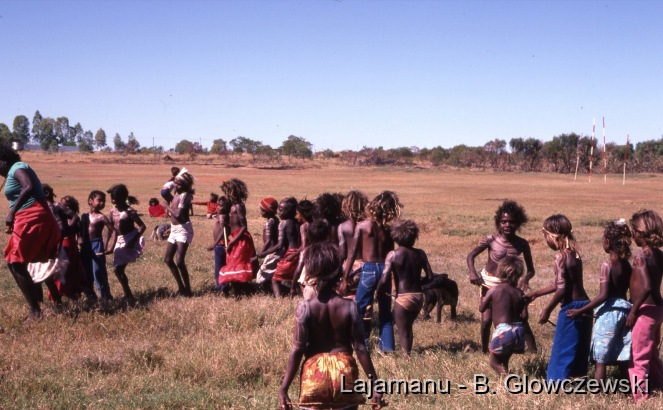 School 2 / Girls practise danse / Barbara Glowczewski / School, Lajamanu, Tanami Desert, Central Australia