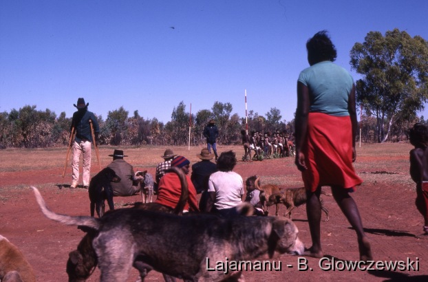 School 2 / Women watch boys dancing / Barbara Glowczewski / School, Lajamanu, Tanami Desert, Central Australia