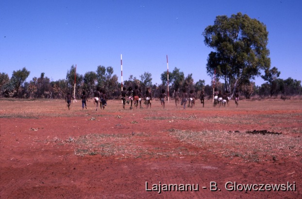 School 2 / Boys run away after the dance / Barbara Glowczewski / School, Lajamanu, Tanami Desert, Central Australia