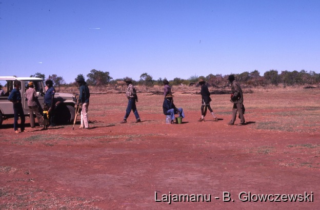 School 2 / Men wait for the boys / Barbara Glowczewski / School, Lajamanu, Tanami Desert, Central Australia
