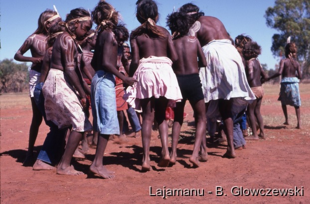 School 2 / Girlds dance / Barbara Glowczewski / School, Lajamanu, Tanami Desert, Central Australia