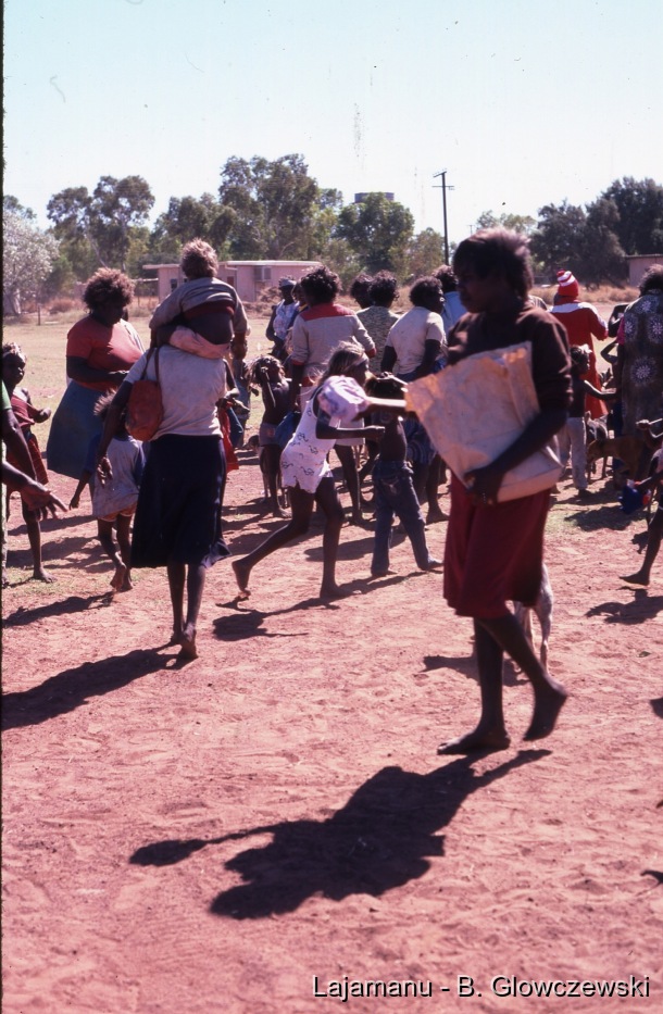 School 2 / Women leave after the dance / Barbara Glowczewski / School, Lajamanu, Tanami Desert, Central Australia