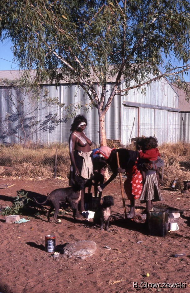 Yawulyu 2 - dancing in Kurlungalinpa and on the way back to Lajamanu / Mourning (sorry business) rituals and exchange / Barbara Glowczewski / Lajamanu, Central Australia