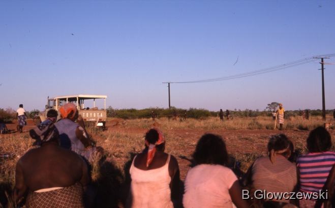 Yawulyu 2 - dancing in Kurlungalinpa and on the way back to Lajamanu / Mourning (sorry business) rituals and exchange / Barbara Glowczewski / Lajamanu, Central Australia