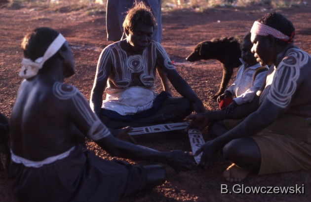 Yawulyu 2 - dancing in Kurlungalinpa and on the way back to Lajamanu / Women dance NGARRKA (Initiated man) with yukurrukurru (slates) / Barbara Glowczewski / Lajamanu, Tanami Desert, Central Australia